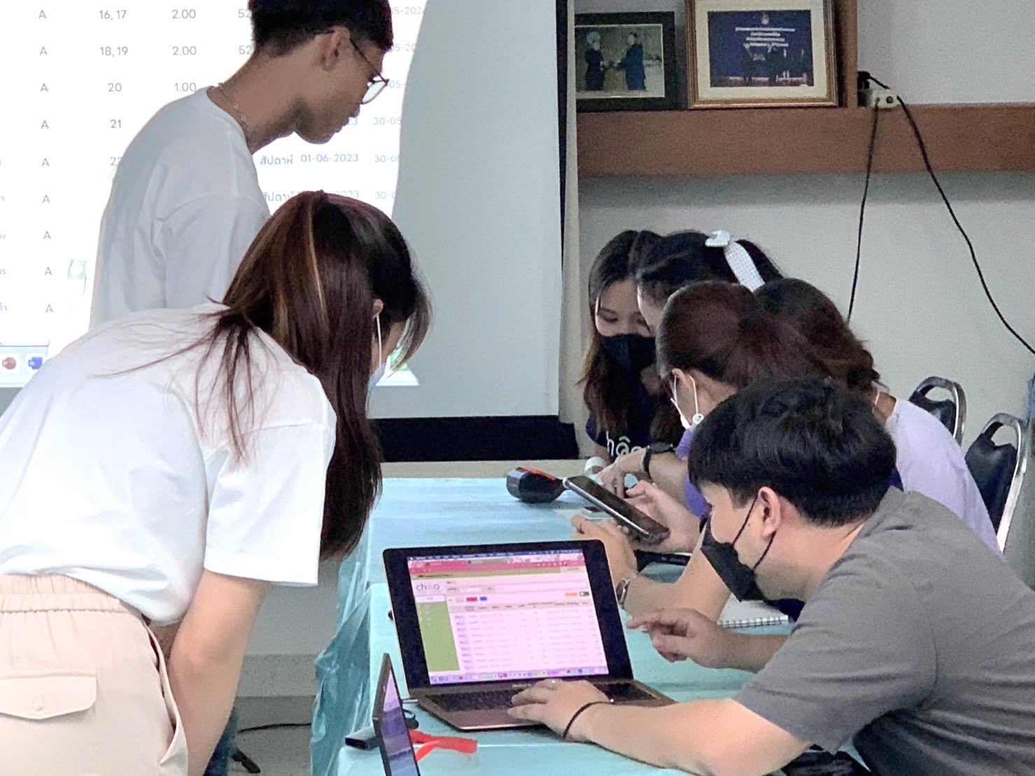 ทีมงานอบรมการใช้งานระบบให้เจ้าหน้าที่โครงการรอบโต๊ะประชุม