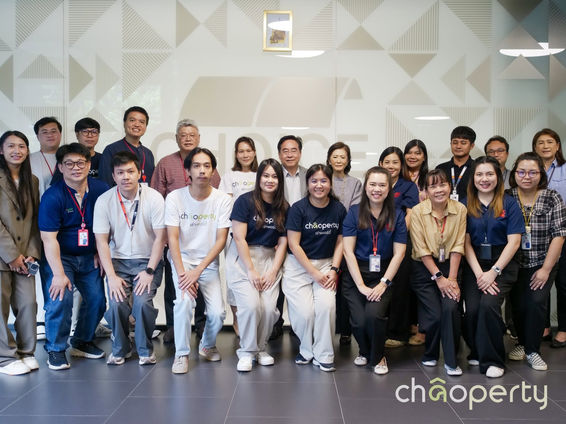 ทีมงาน Chaoperty ถ่ายภาพร่วมกับทีมลูกค้าหลังส่งมอบระบบบริหารพื้นที่เช่า